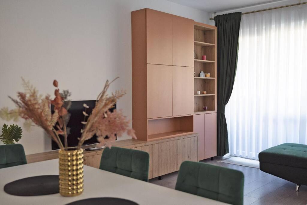 Eliza'S Apartment By Oasis Homes Oradea Ngoại thất bức ảnh