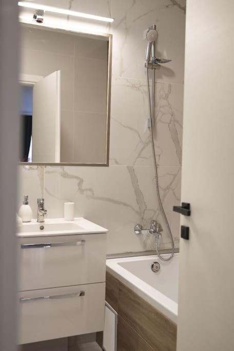 Eliza'S Apartment By Oasis Homes Oradea Ngoại thất bức ảnh